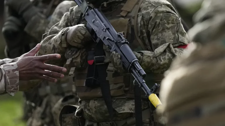 Украинские солдаты под руководством британских инструкторов тренируются в армейском лагере на юго-западе Англии