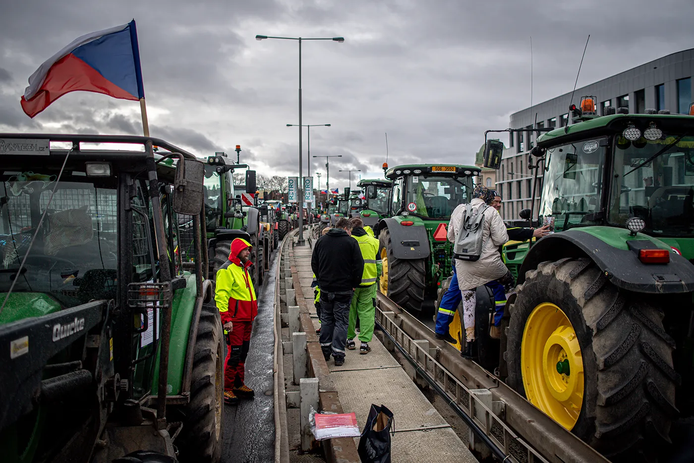 Чешские фермеры перекрыли дорогу в центре Праги. Фото дня