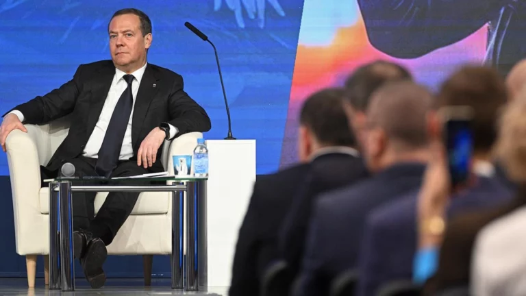 «Не убогая». Медведев призвал поддерживать несистемную оппозицию на Западе