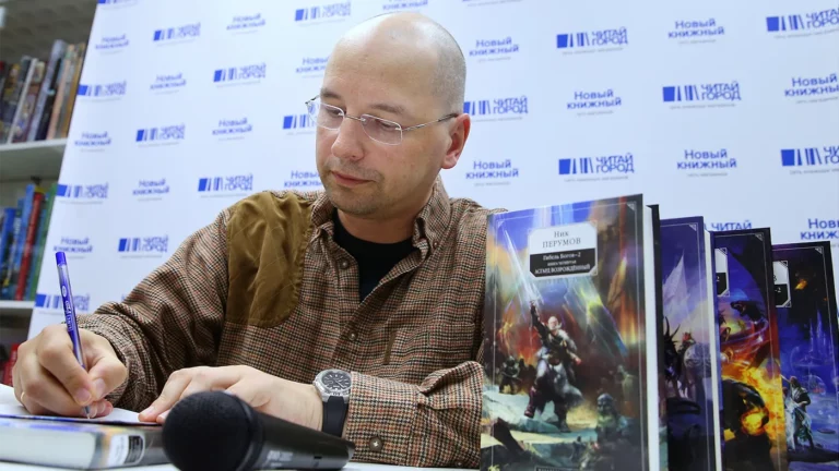 Писатель Перумов предположил, что его книг уже не осталось на Украине