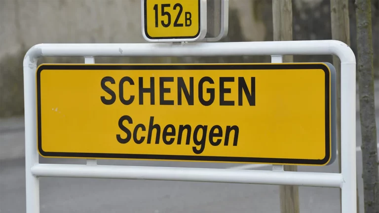 ЕС может запретить российским дипломатам свободно передвигаться по Шенгенской зоне