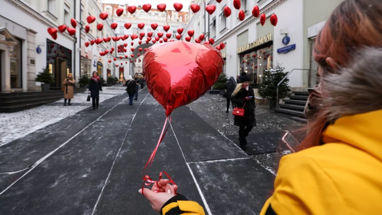 «Сердце — не товар». Что политики и депутаты в России говорят о Дне всех влюбленных