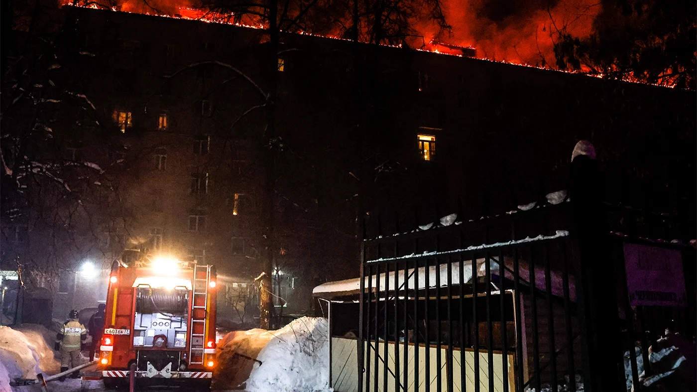 В Москве загорелась крыша жилого дома. Площадь пожара — 4 тыс. кв. м