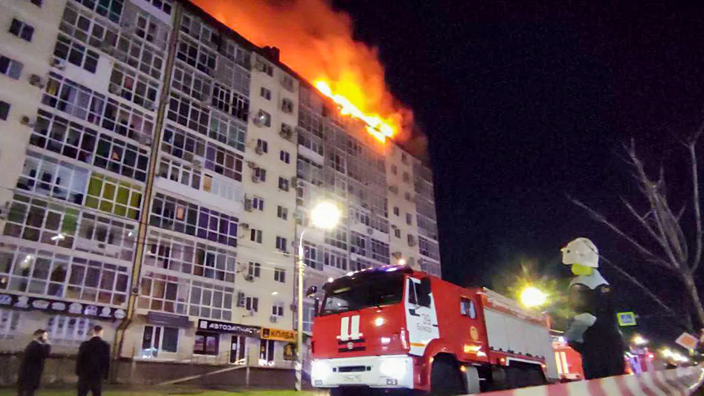 В Анапе больше пяти часов не могут потушить пожар в жилом доме. СК завел  дело