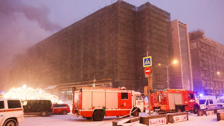 На Пушкинской площади в центре Москвы произошел крупный пожар. Что известно