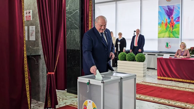 «Сделаем так, как надо». Лукашенко ответил на вопрос об участии в выборах-2025