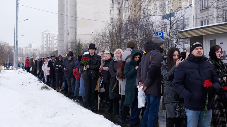 «Нам сказать нечего». Кремль — об очередях к могиле Навального