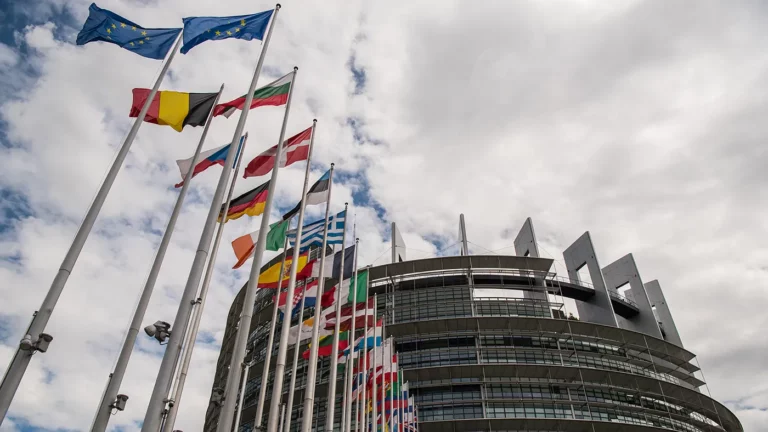 Европарламент одобрил первый в мире закон о регулировании искусственного интеллекта