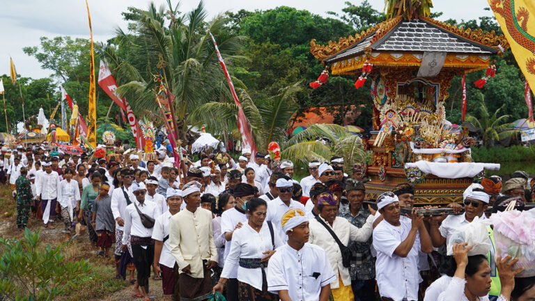 Церемония Меласти в канун Нового года Ньепи Сака в Индонезии. Фото дня