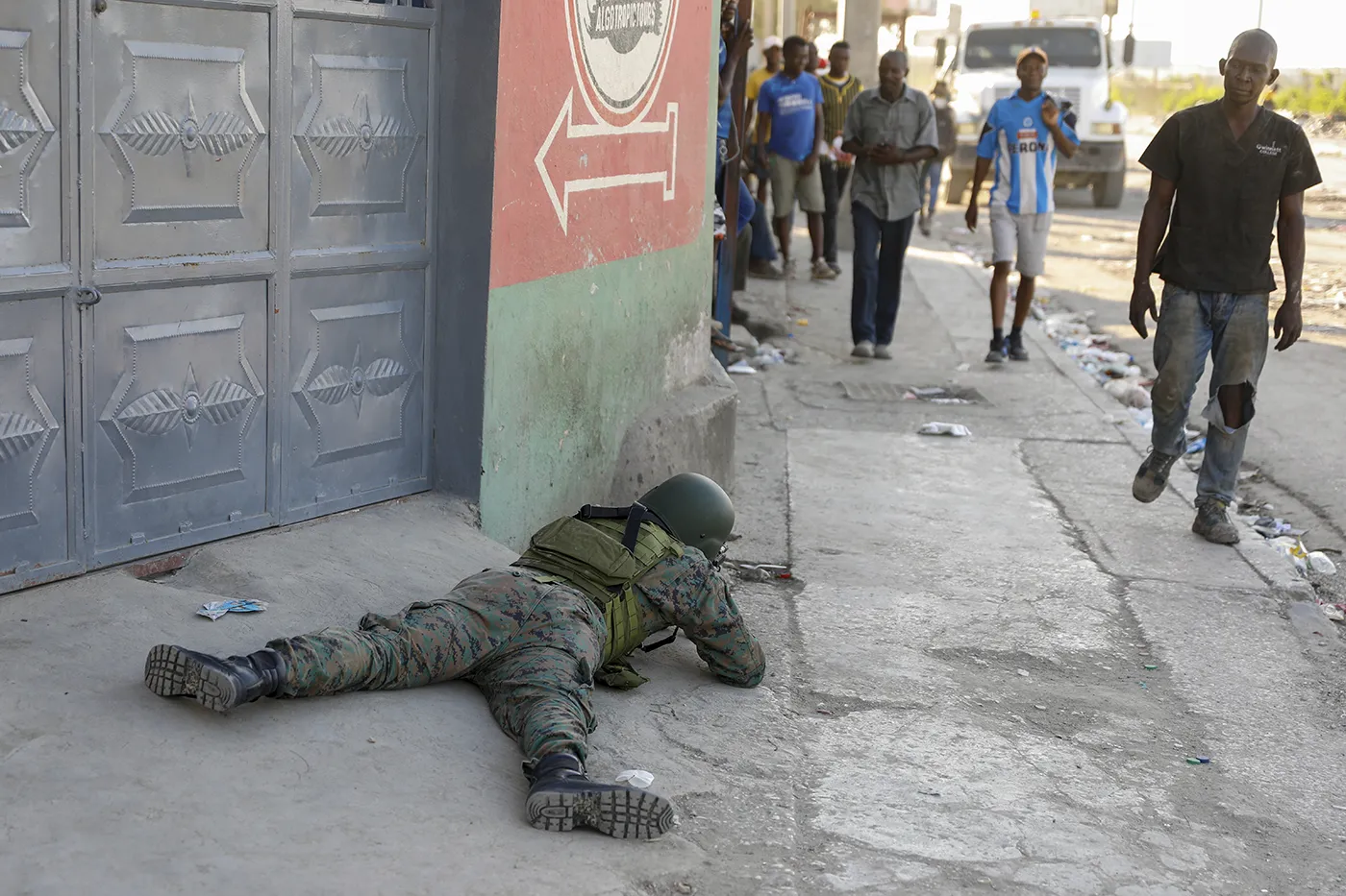 Обстановка в Гаити после попытки местных банд захватить главный аэропорт. Фото дня