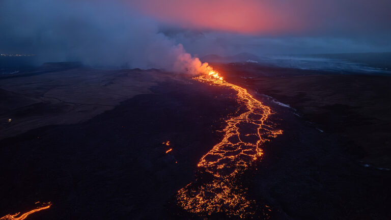 На фоне Северного сияния. Яркие кадры извержения вулкана в Исландии