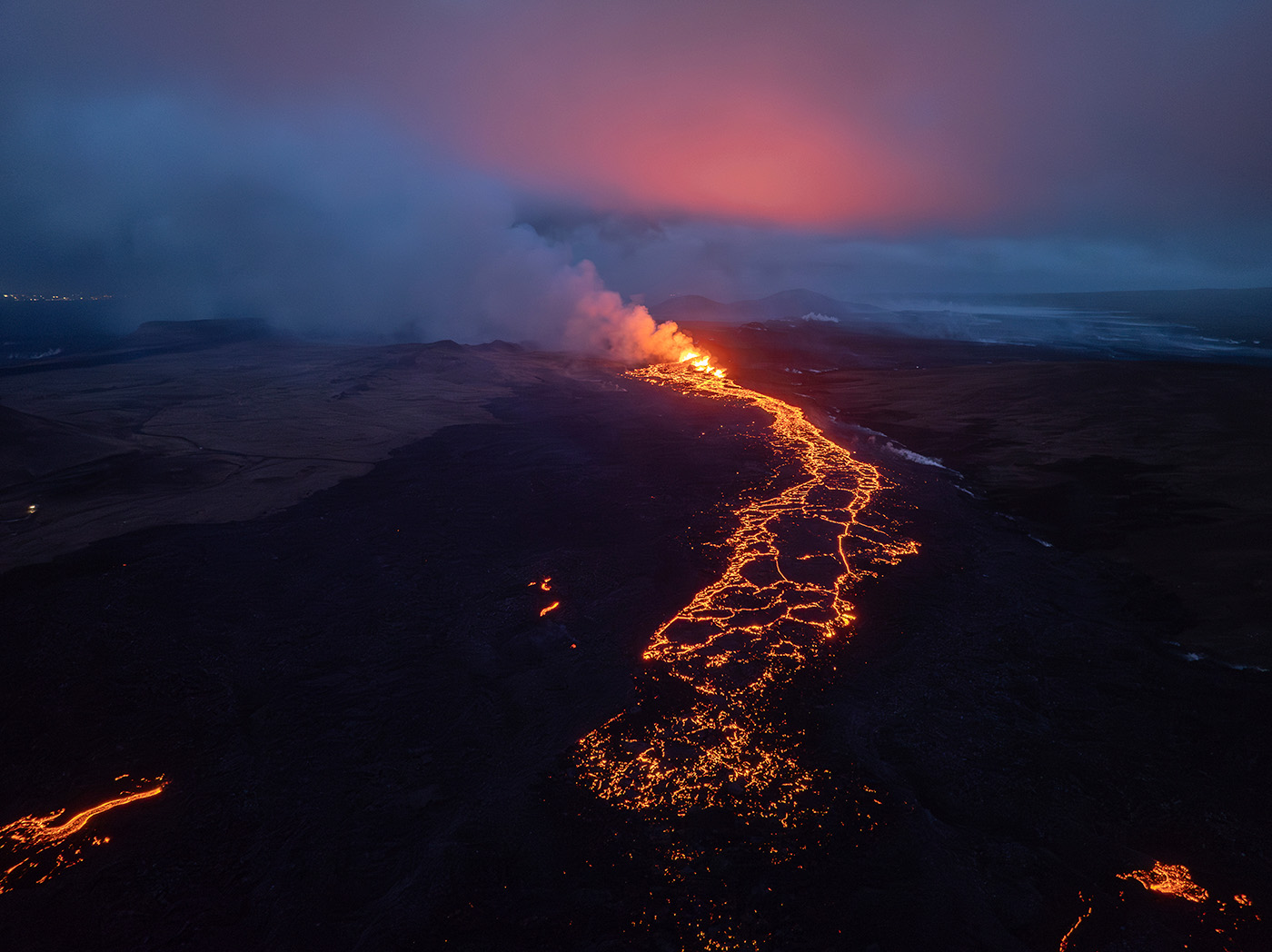 На фоне Северного сияния. Яркие кадры извержения вулкана в Исландии
