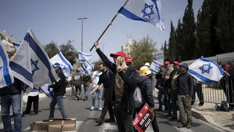 Протестующие против освобождения ультраортодоксальных иудеев от обязательной военной службы в Израиле