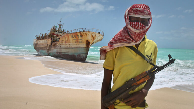 Сомалийские пираты возобновили захват судов после 10-летнего перерыва