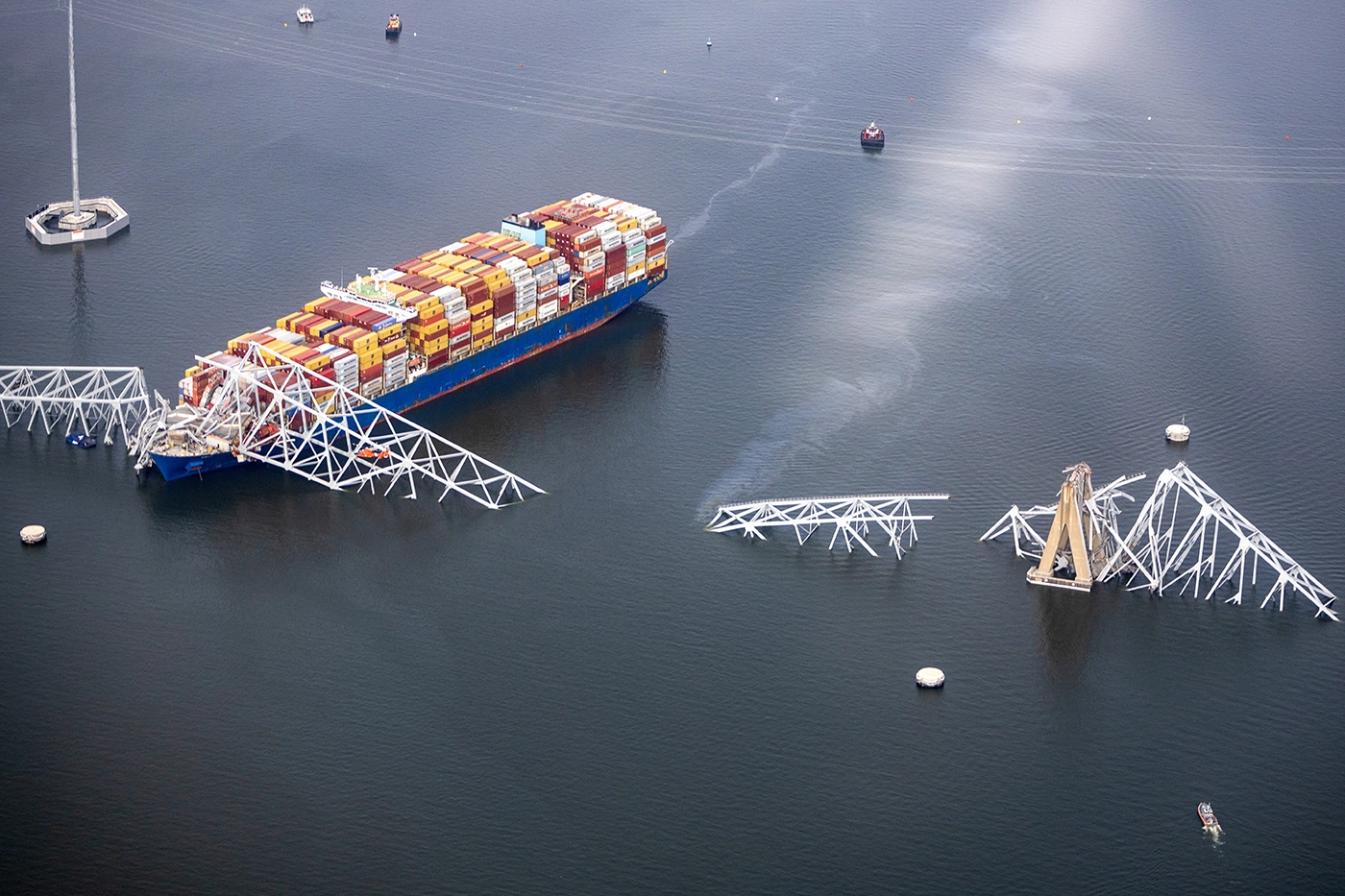 Грузовое судно снесло мост через гавань Балтимора. Фото дня