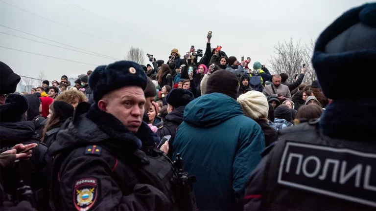 В Москве и других городах России задерживают участников похорон и акций памяти Навального