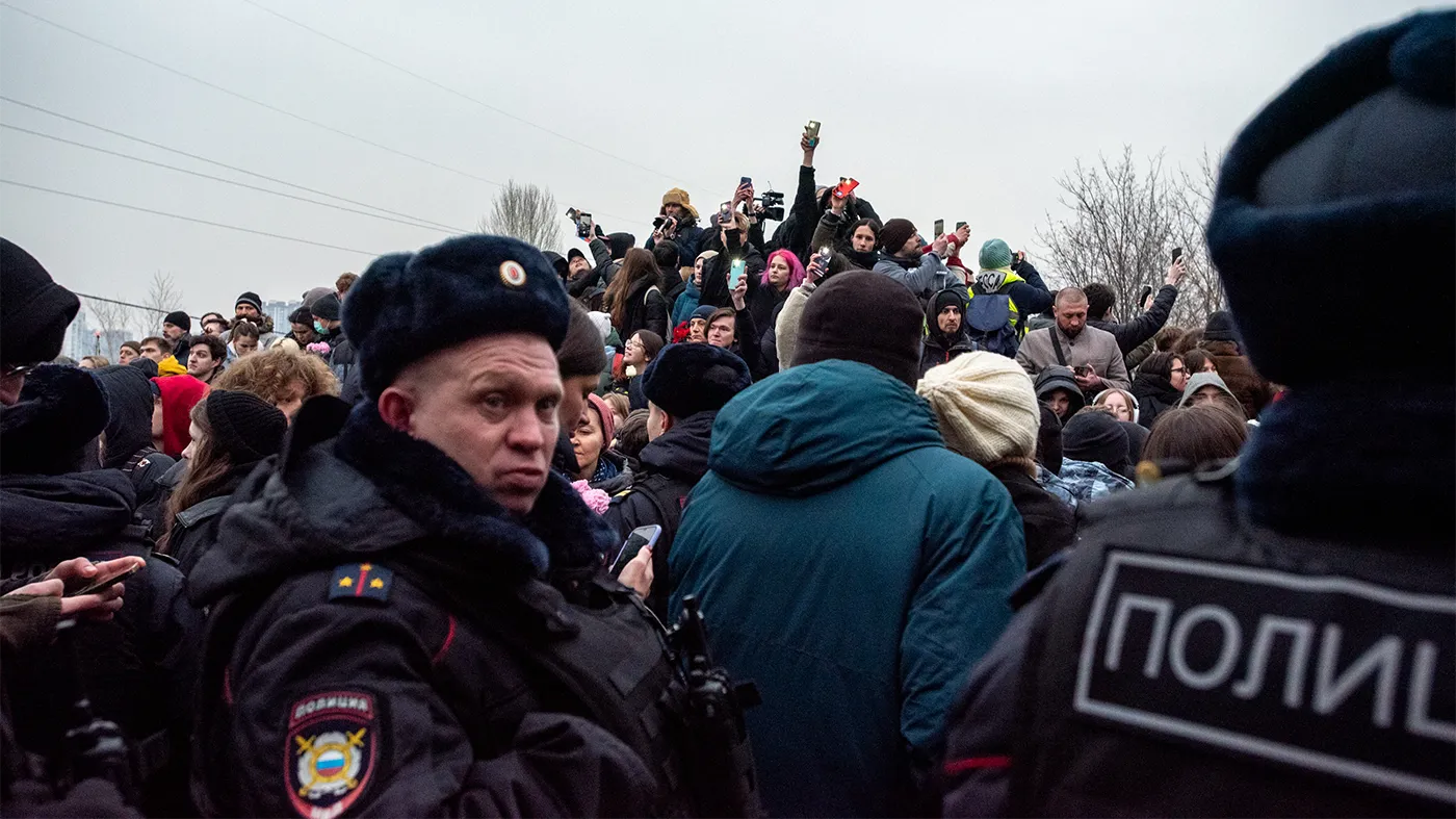 В Москве и других городах России задерживают участников похорон и акций  памяти Навального