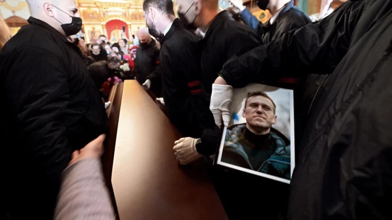 «Стал символом эпохи». Что говорят в России о Навальном в день его похорон