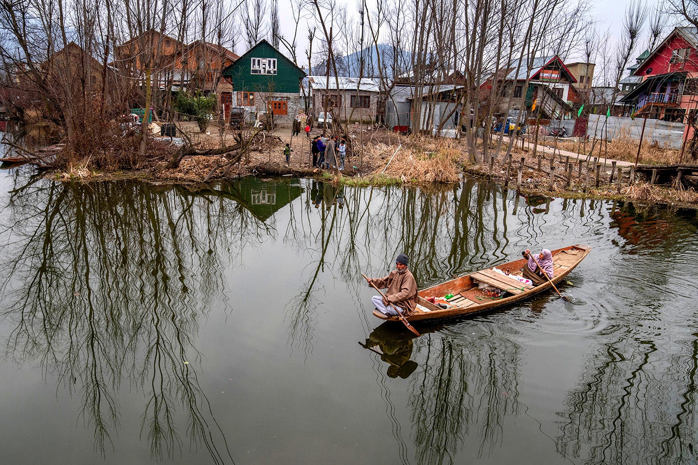 Пара возвращается домой на шикаре, традиционной лодке, по озеру Дал после рабочего дня. Сринагар, индийский Кашмир, 29 февраля 2024 года