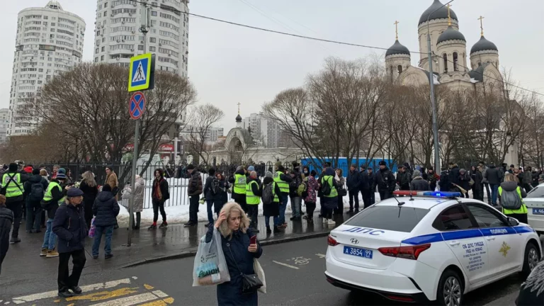 Конная полиция и очередь у храма. Что происходит в Марьине перед отпеванием Навального