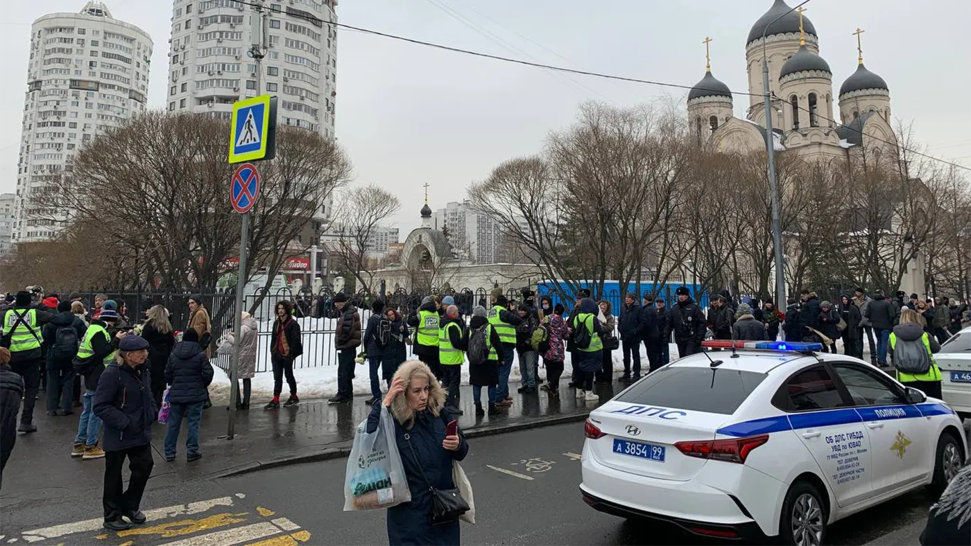 Конная полиция и очередь у храма. Что происходит в Марьине перед отпеванием  Навального