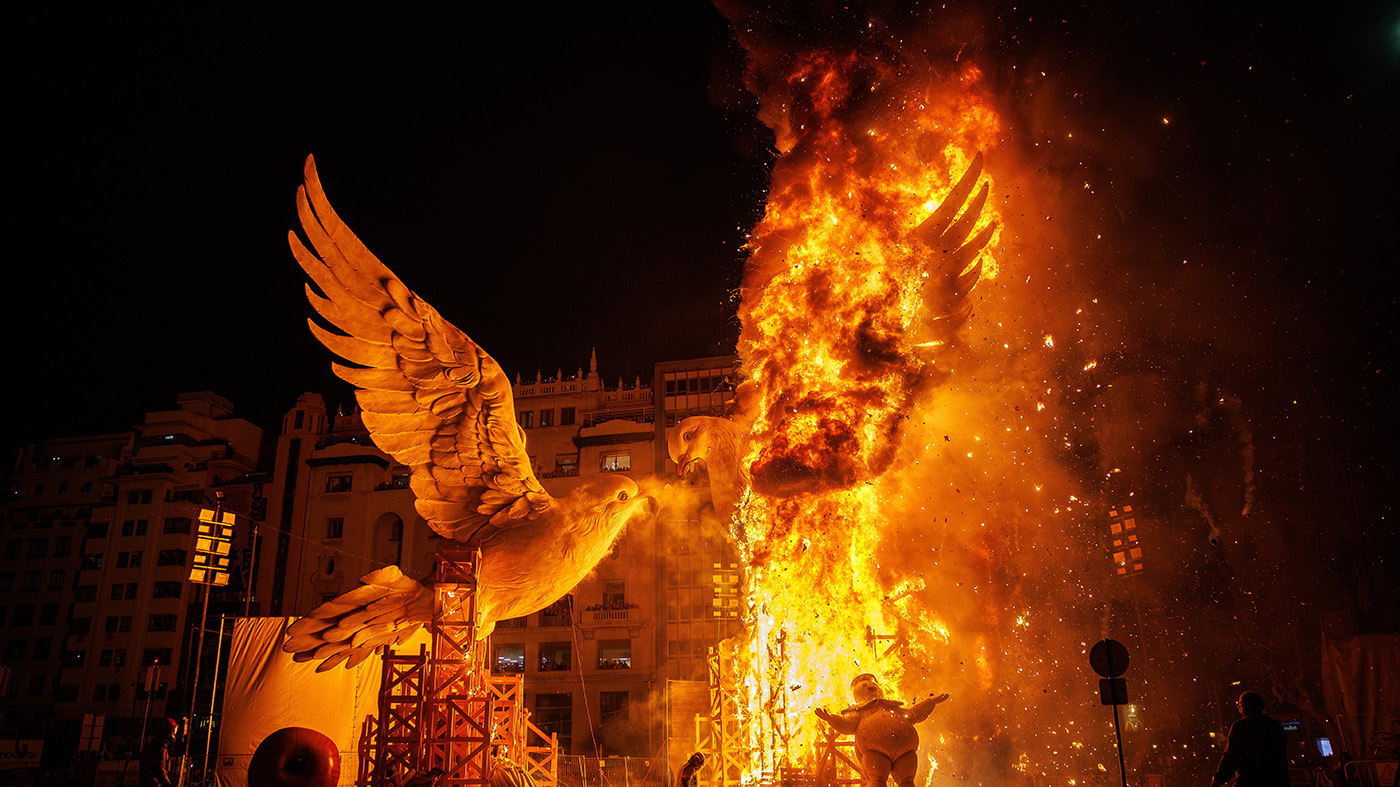 Сжигание огромных кукол на празднике Фальяс в Валенсии. Фотогалерея