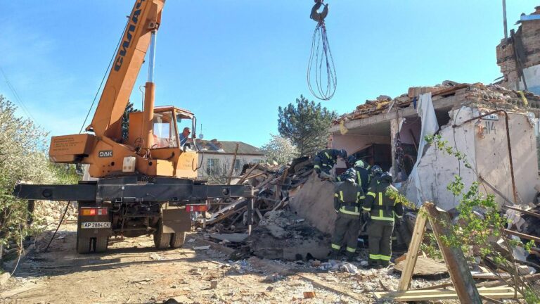 Разрушенные дома и люди под завалами: что известно об ударе ВСУ по Токмаку