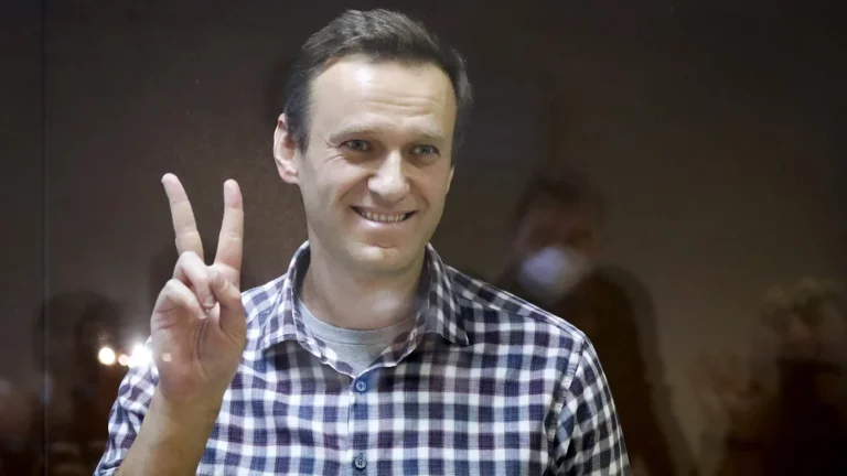 Навальный перед смертью написал мемуары. Они выйдут осенью 2024 года