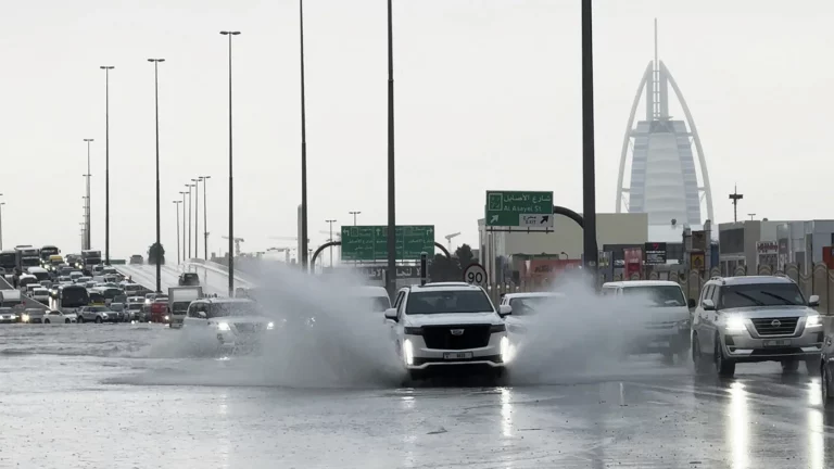 Отмена авиарейсов, затопленные ТЦ и метро: на ОАЭ обрушились проливные дожди