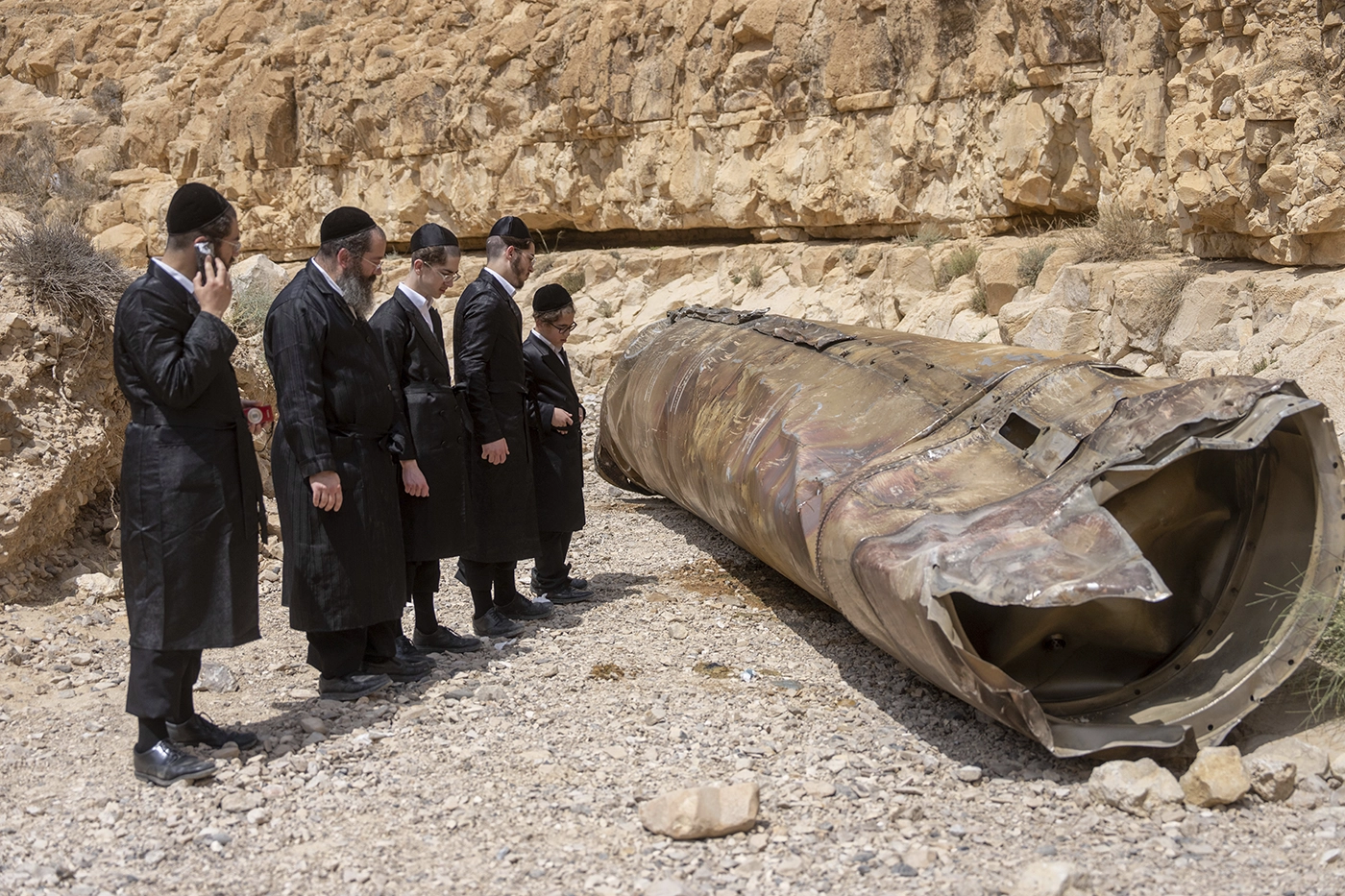 Евреи разглядывают упавший в пустыне корпус баллистической ракеты. Фото дня