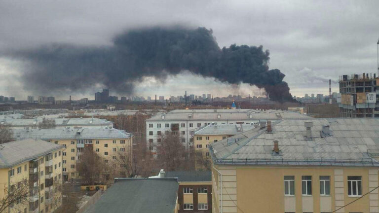 Крупный пожар произошел на территории промзоны в Екатеринбурге