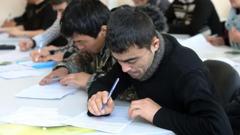 Рособрнадзор допустил проверку устной речи на экзамене для мигрантов