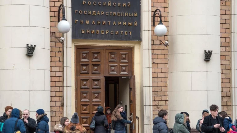 «Возмущение и негодование». Почему вокруг школы Ильина в РГГУ разгорелся скандал
