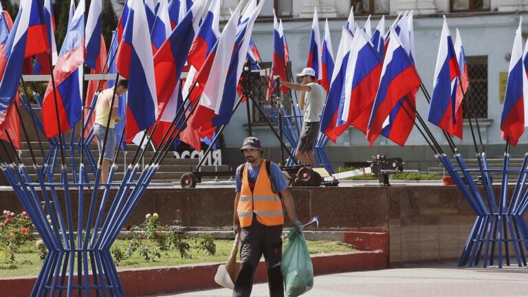 В Крыму перечислили отрасли, куда запрещено брать на работу иностранцев