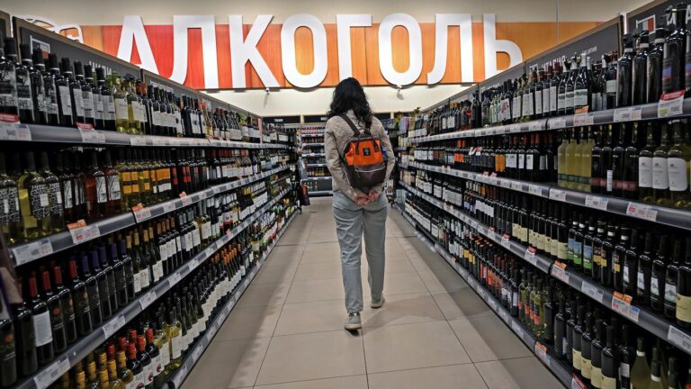 «Бывают разные поводы». Депутат Милонов назвал «радикальной» идею запретить продажу алкоголя в майские праздники