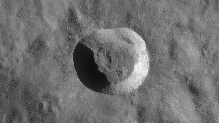 На Луне найден кратер, из которого выбило астероид Камоалева