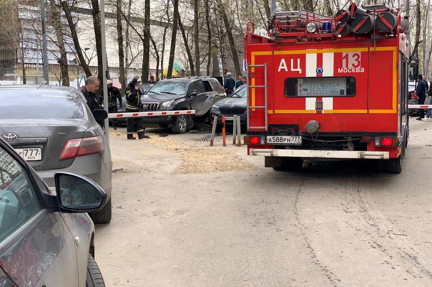 На севере Москвы взорвался внедорожник, есть пострадавший