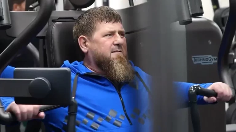 Кадыров выложил видео из тренажерного зала после публикации о его болезни