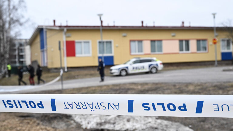 Шестиклассник устроил стрельбу в школе Финляндии. Один ребенок погиб, двое пострадали