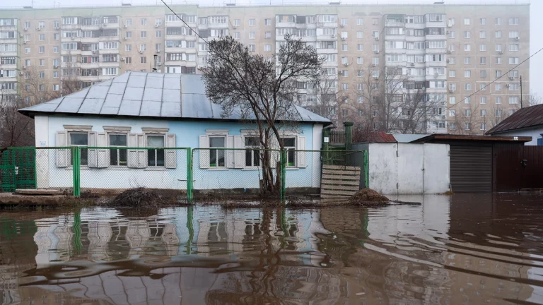 В Оренбурге продолжает подниматься уровень воды