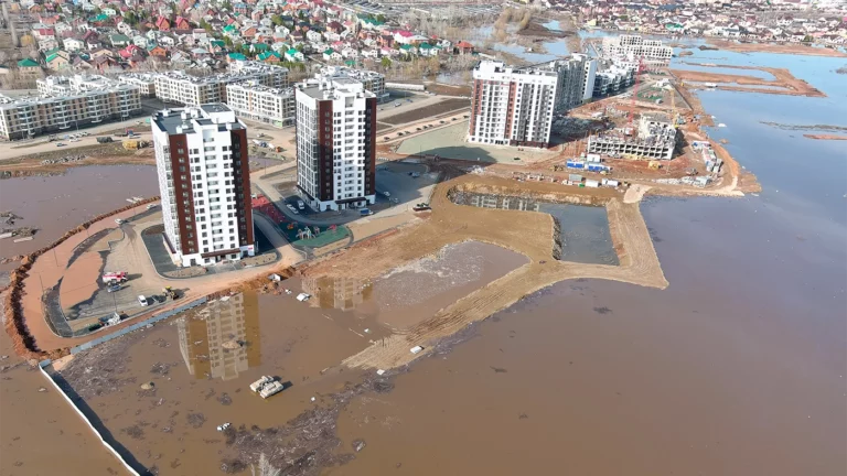 За ночь в Оренбурге подтопило еще 361 дом и 900 участков