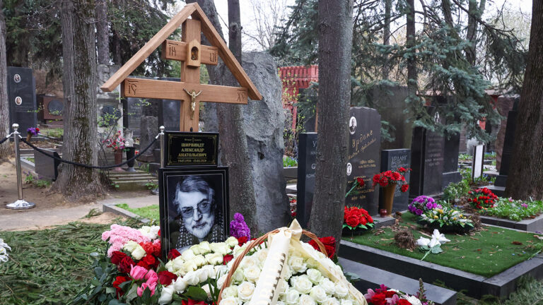 Урну с прахом Ширвиндта захоронили на главной аллее Новодевичьего кладбища