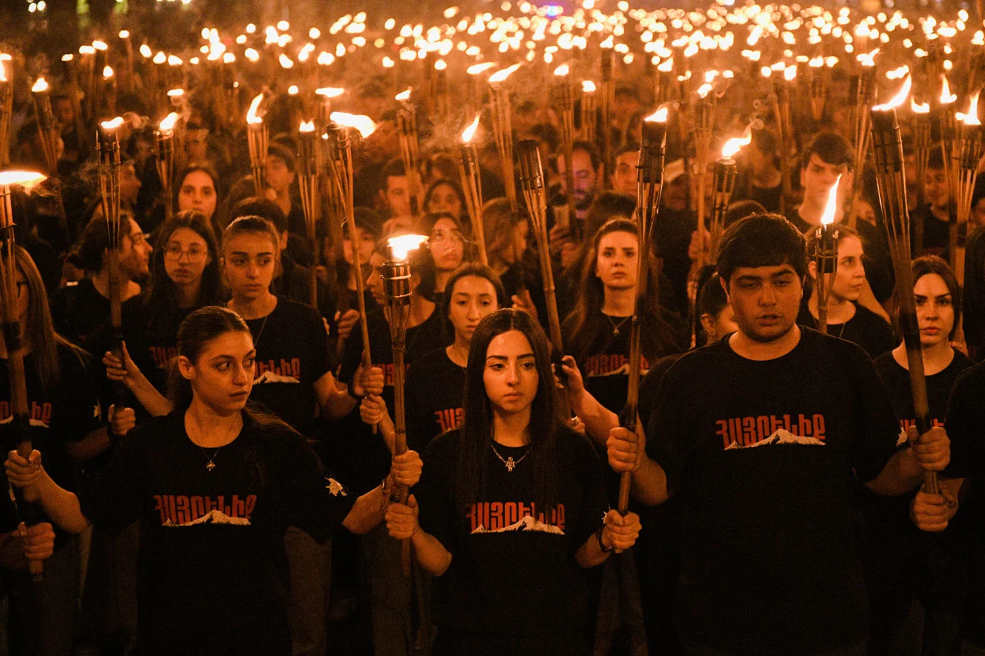 Традиционное факельное шествие в Ереване накануне 109-й годовщины Геноцида армян. Фотогалерея