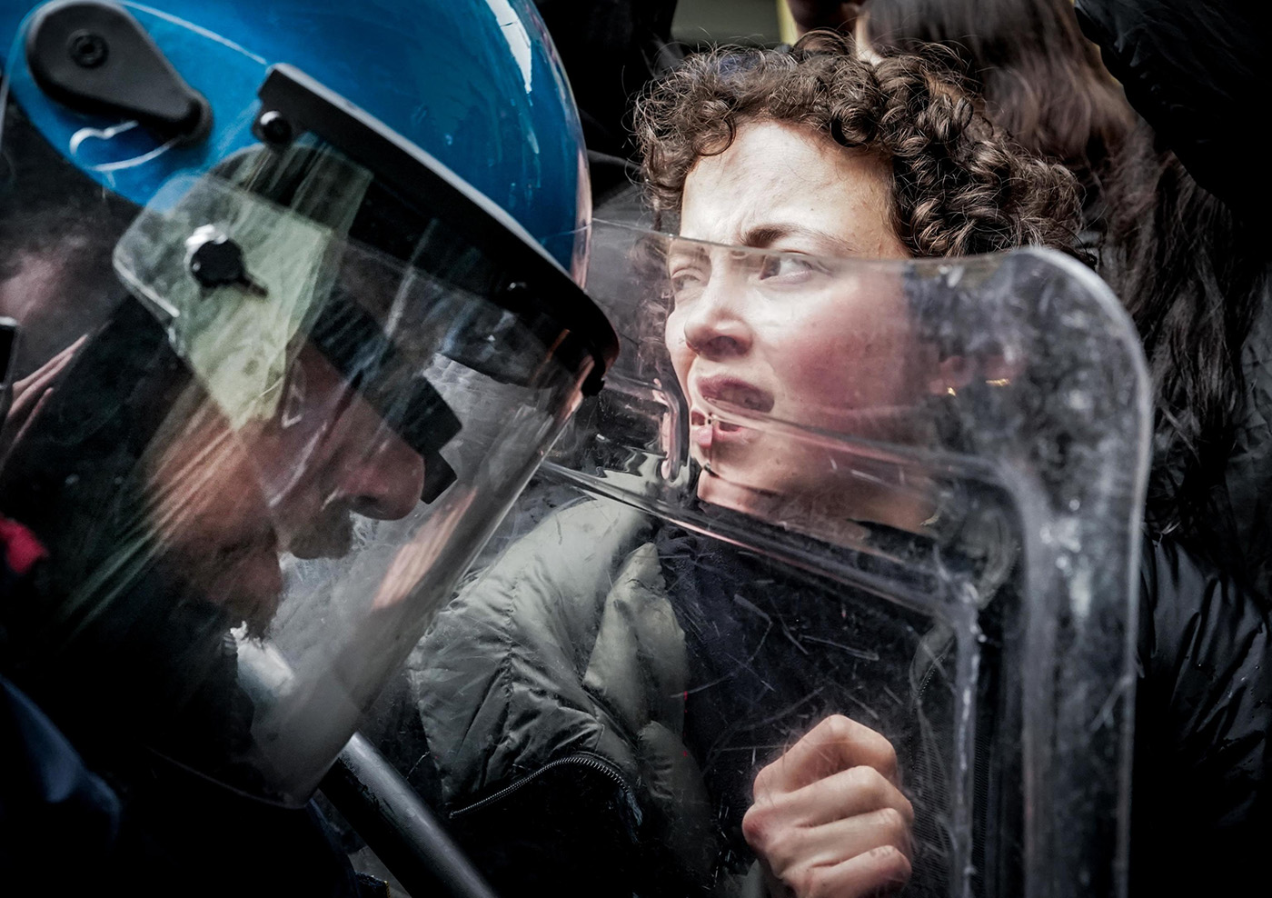 Cтуденты пытаются пройти к замку Валентино во время пропалестинской акции протеста с требованием разорвать отношения университетов с Израилем, Турин, Италия, 23 апреля 2024 года