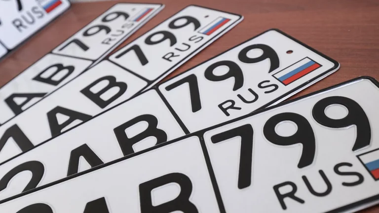 «Ъ»: российский флаг станет обязательным для автомобильных номерных знаков