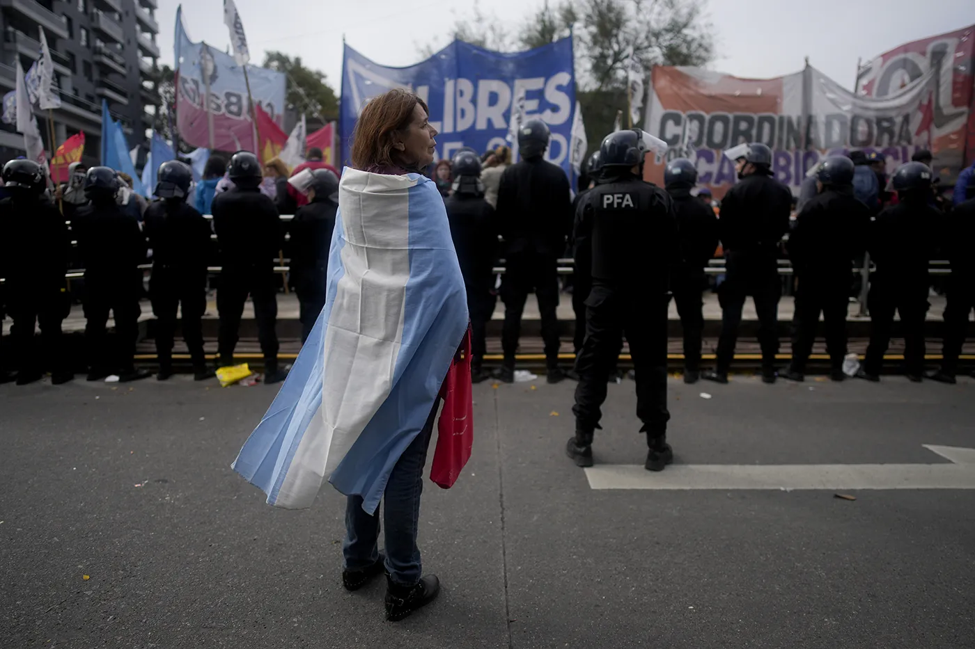 Массовые протесты в Аргентине против социальной политики Хавьера Милея. Фотогалерея