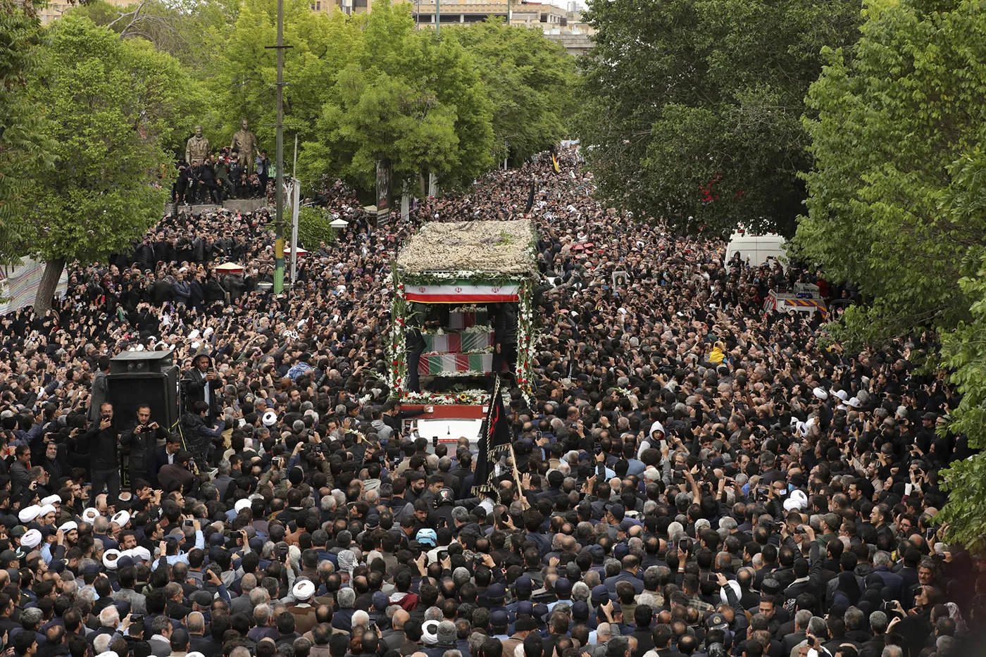Церемония прощания с президентом Ирана Эбрахимом Раиси. Фото дня