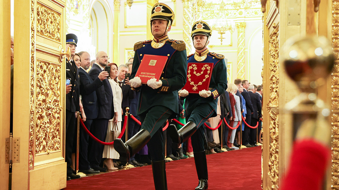 Солдаты Президентского полка выносят специальный экземпляр Конституции и знак президента на церемонии инаугурации в Большом Кремлевском дворце 7 мая 2024 года