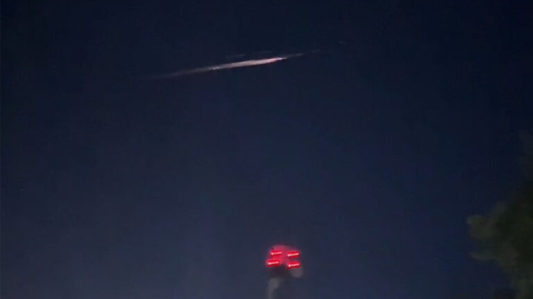 В небе над югом России заметили странный сверкающий объект с огненным хвостом