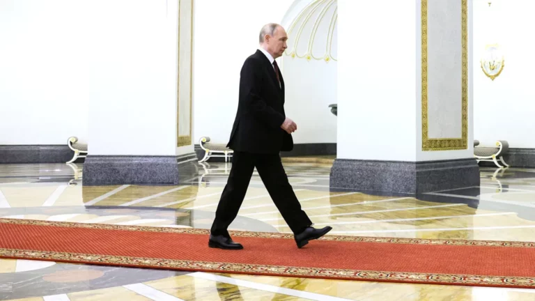 Стало известно, какой картиной заинтересовался Путин по пути на инаугурацию